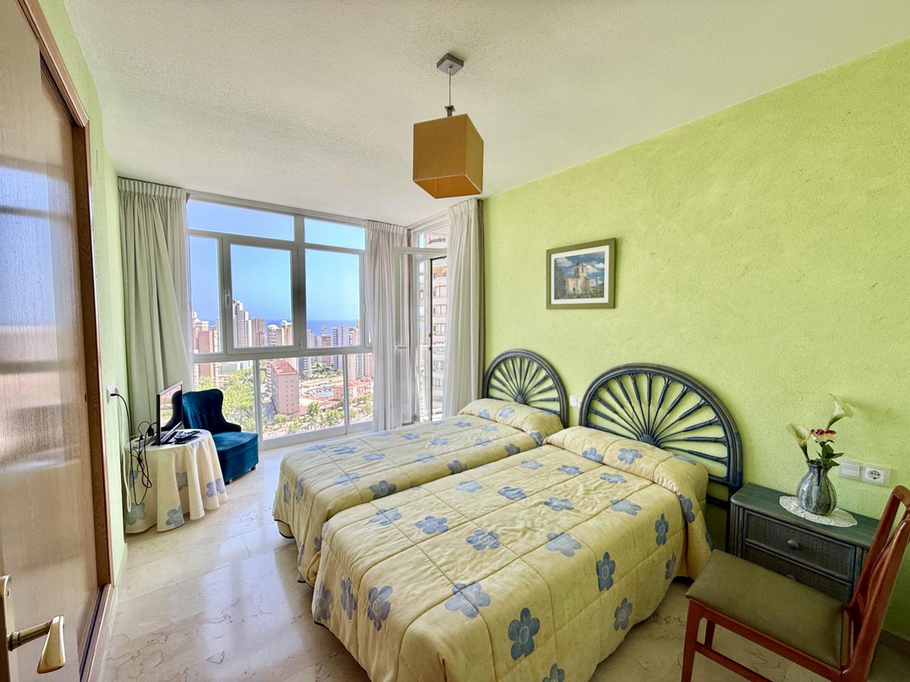 Piso en Benidorm con garaje y trastero. Vistas al mar y excelente ubicacion.