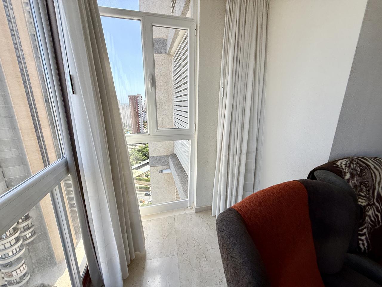Piso en Benidorm con garaje y trastero. Vistas al mar y excelente ubicacion.