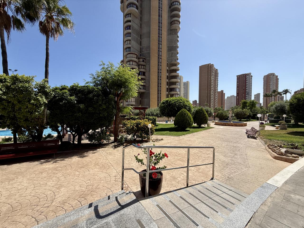 Piso en Benidorm con garaje y trastero. Vistas al mar y excelente ubicacion.