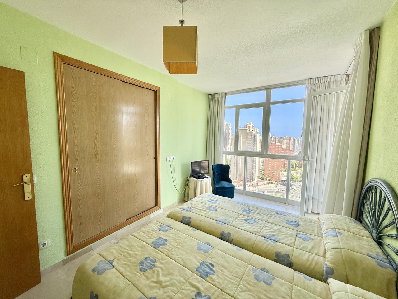 Piso en Benidorm con garaje y trastero. Vistas al mar y excelente ubicacion.