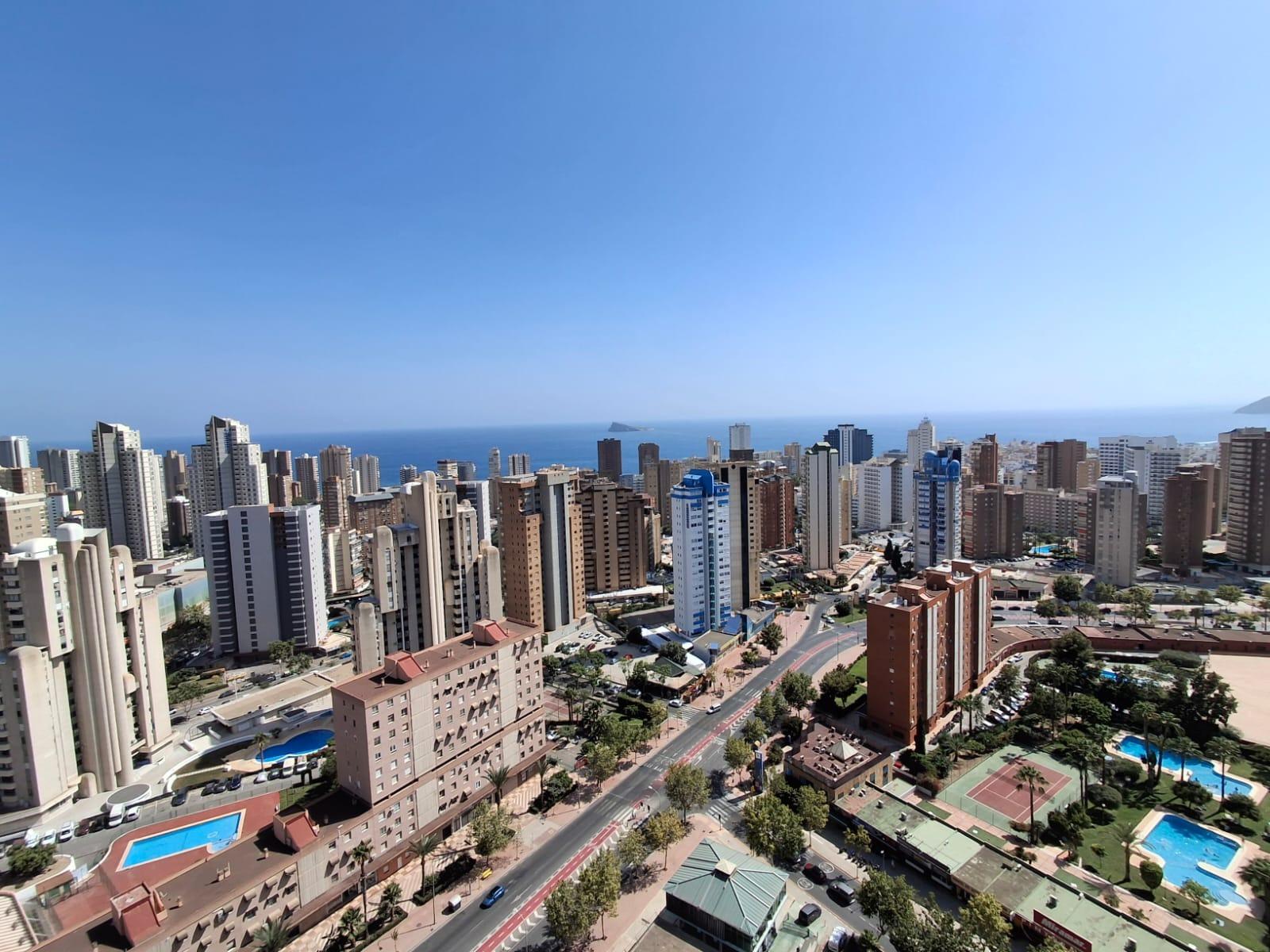 Apartamentos con impresionantes vistas al mar y a las montañas en Benidorm