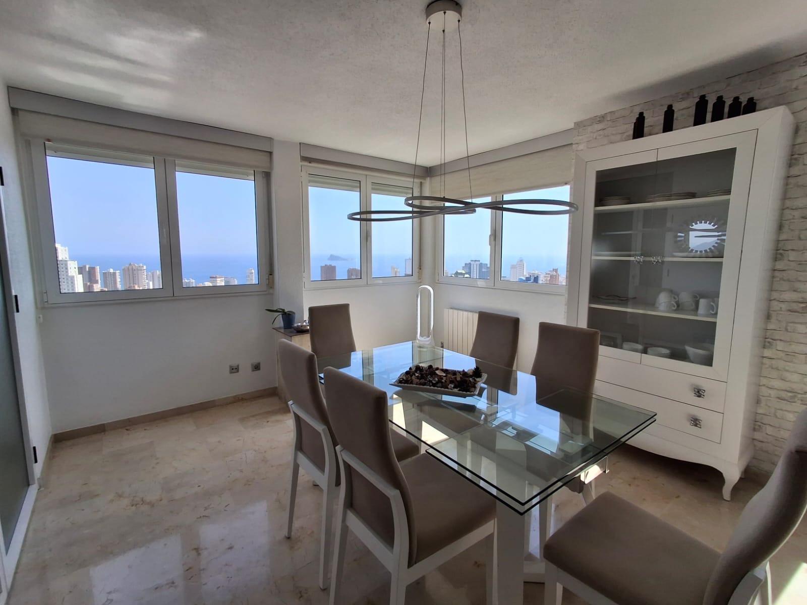 Apartamentos con impresionantes vistas al mar y a las montañas en Benidorm