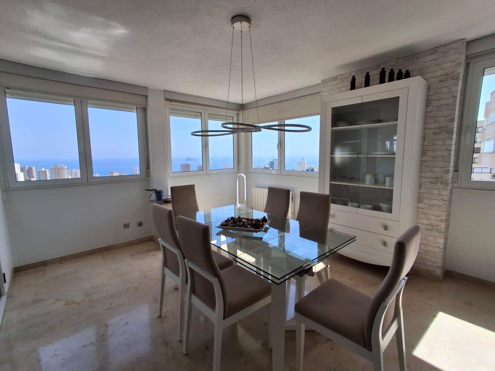 Apartamentos con impresionantes vistas al mar y a las montañas en Benidorm