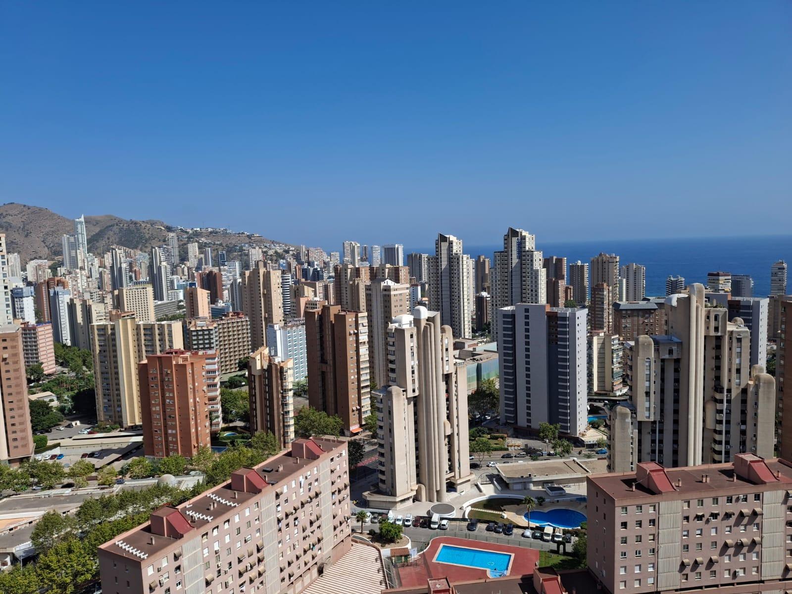 Apartamentos con impresionantes vistas al mar y a las montañas en Benidorm