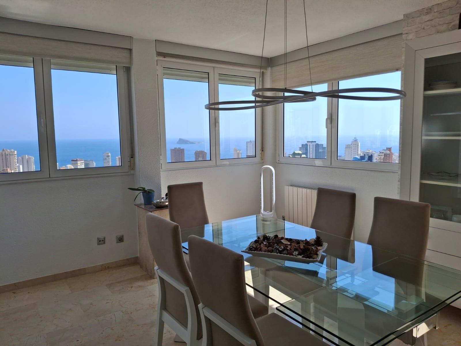 Apartamentos con impresionantes vistas al mar y a las montañas en Benidorm