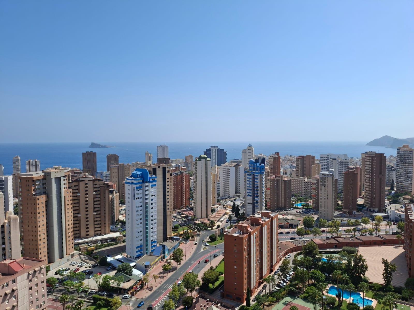 Apartamentos con impresionantes vistas al mar y a las montañas en Benidorm