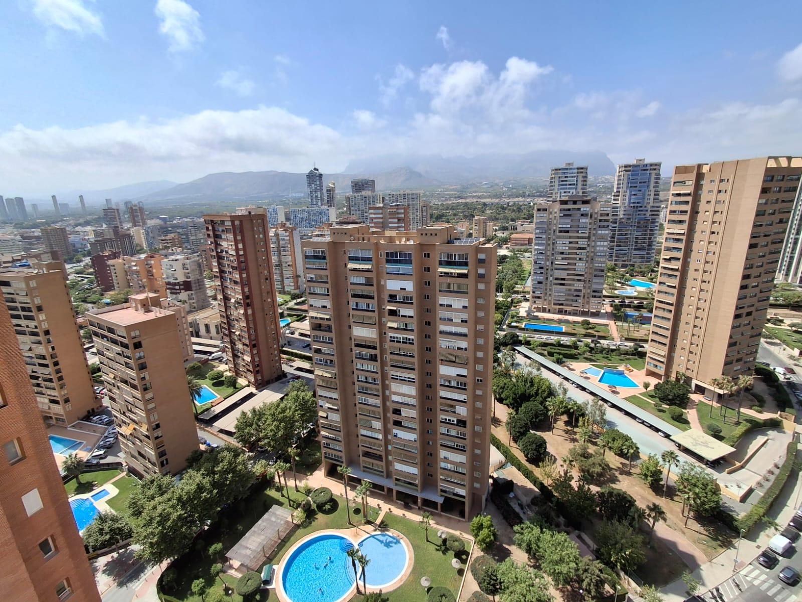 Apartamentos con impresionantes vistas al mar y a las montañas en Benidorm