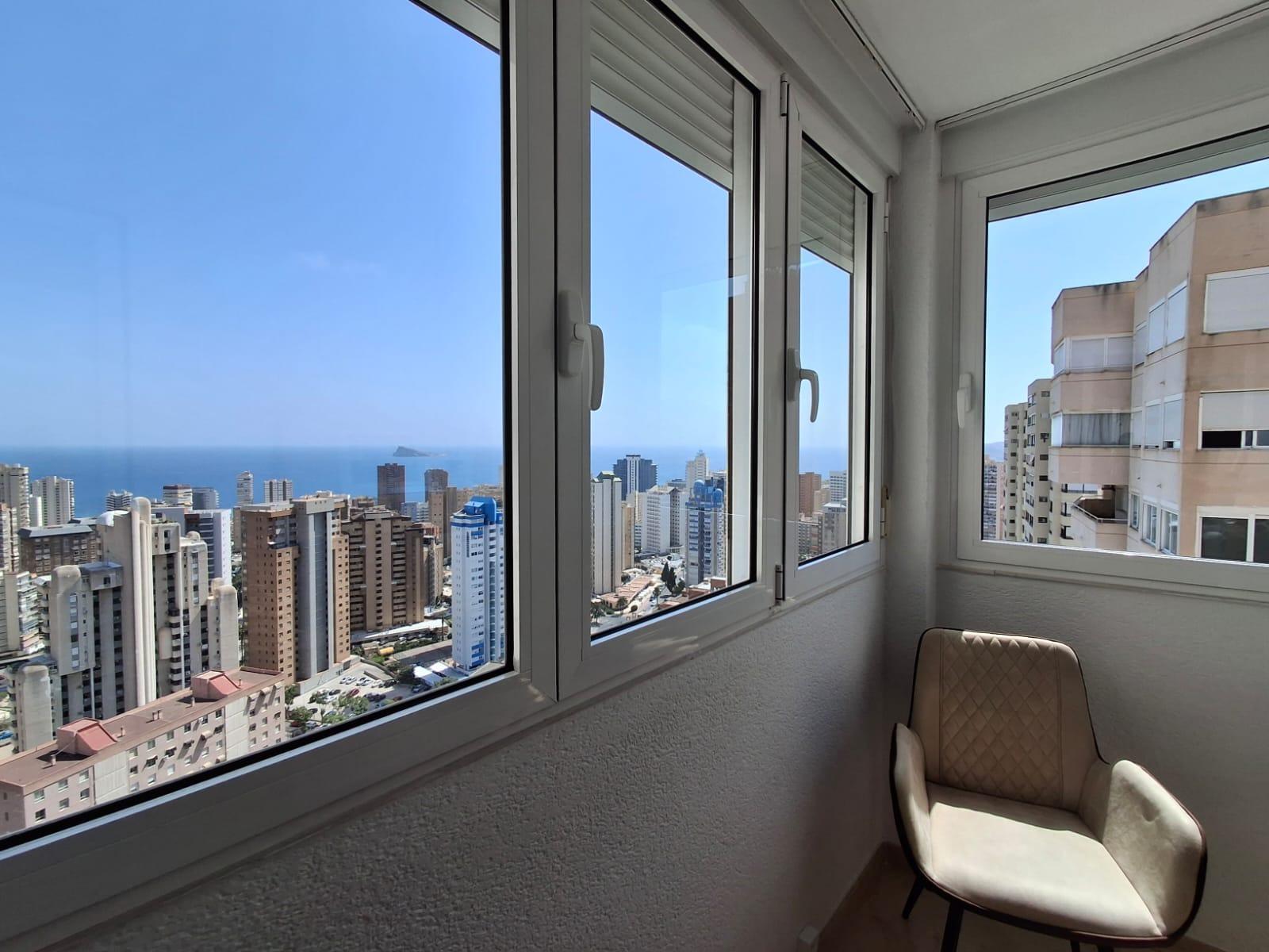 Apartamentos con impresionantes vistas al mar y a las montañas en Benidorm