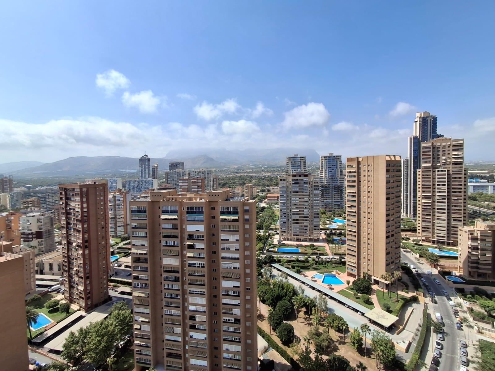 Apartamentos con impresionantes vistas al mar y a las montañas en Benidorm