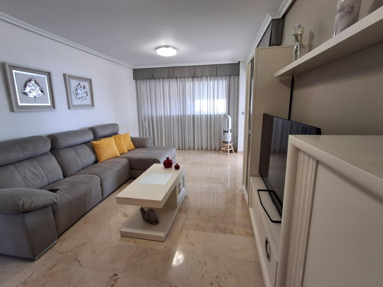 Apartamentos con impresionantes vistas al mar y a las montañas en Benidorm