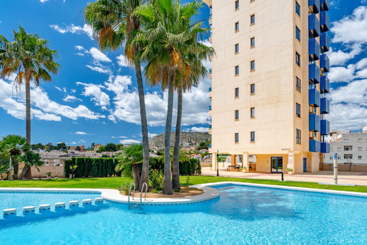 Ático Dúplex de Ensueño en Calpe: Un Balcón Privado al Mediterráneo