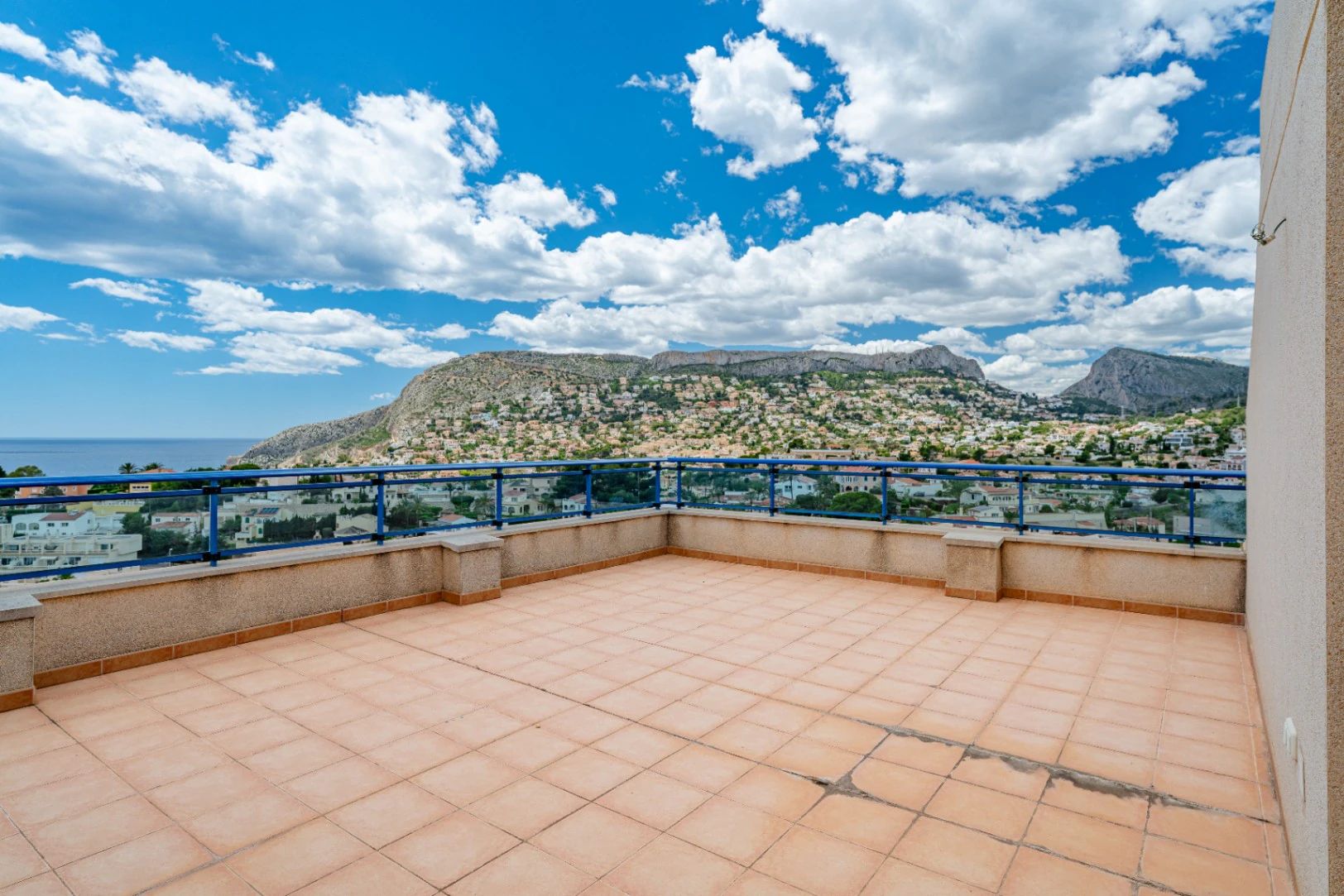 Ático Dúplex de Ensueño en Calpe: Un Balcón Privado al Mediterráneo