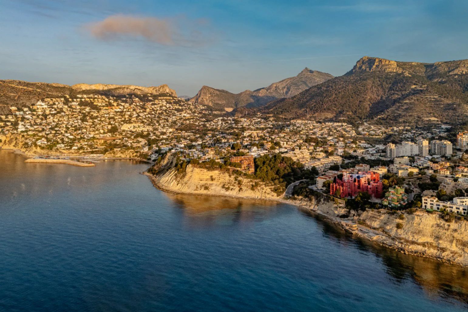 Ático Dúplex de Ensueño en Calpe: Un Balcón Privado al Mediterráneo