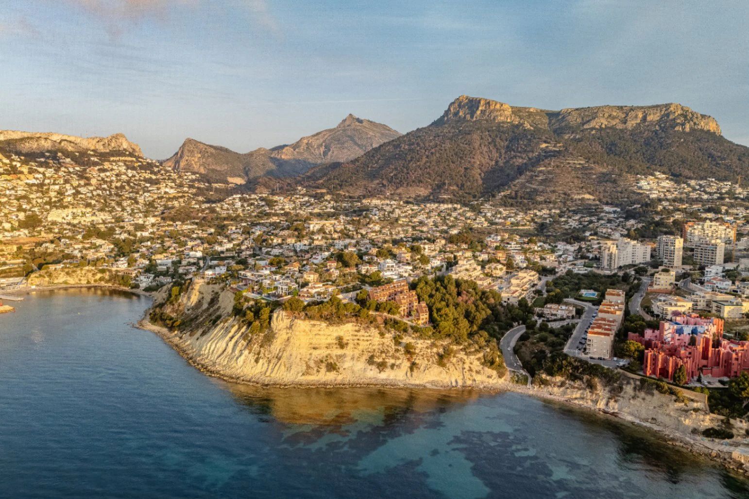 Ático Dúplex de Ensueño en Calpe: Un Balcón Privado al Mediterráneo