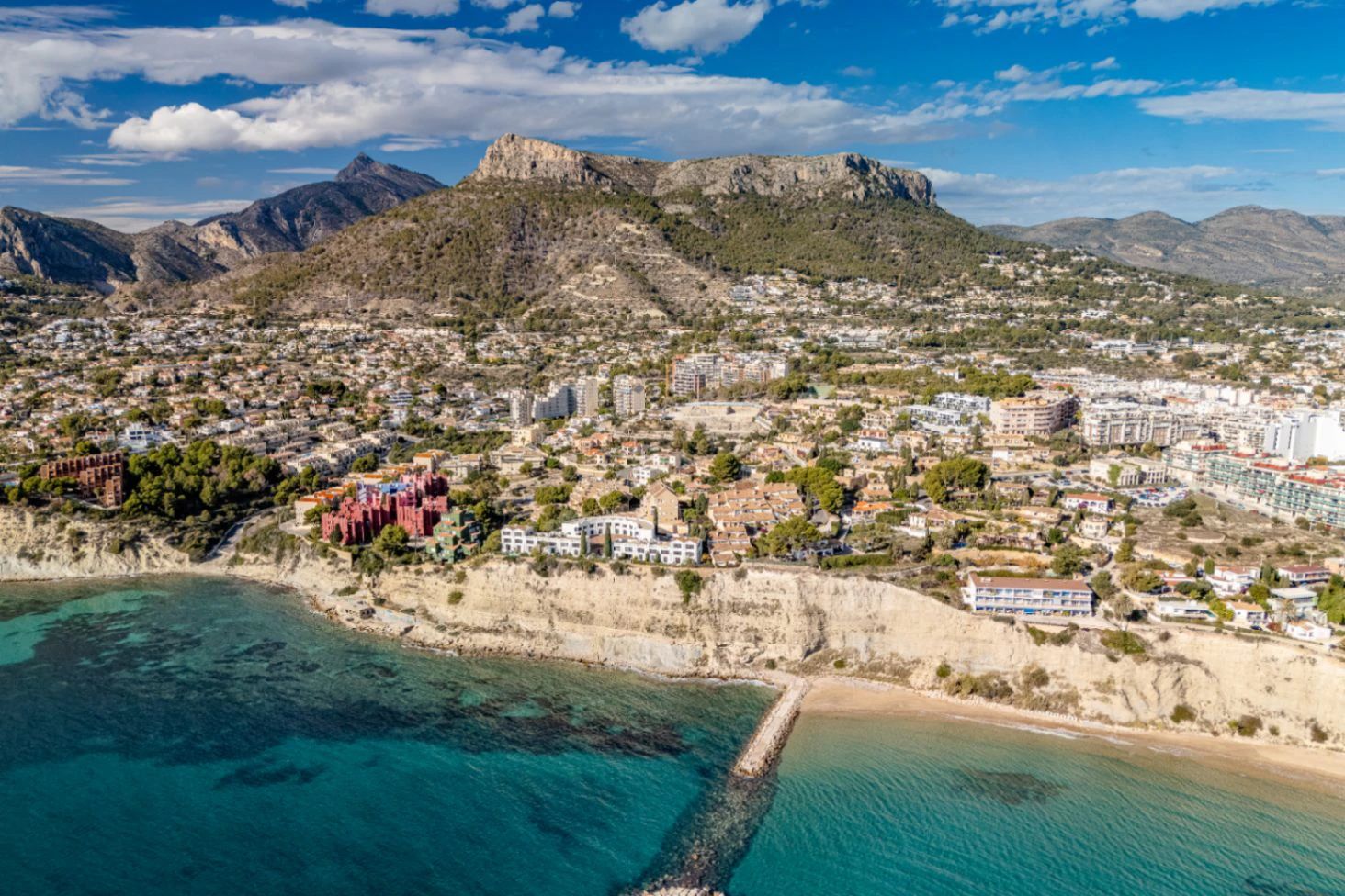 Ático Dúplex de Ensueño en Calpe: Un Balcón Privado al Mediterráneo