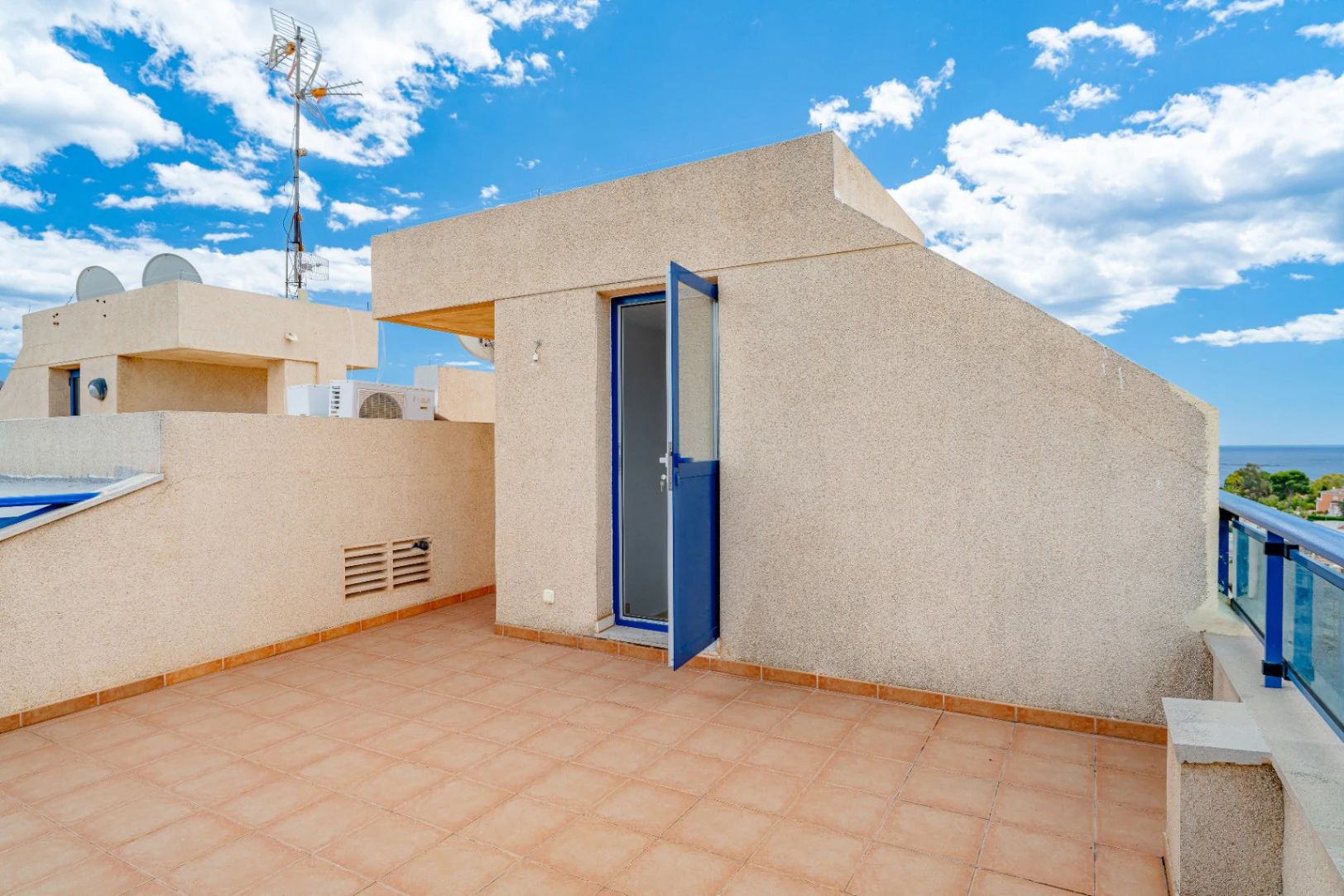 Ático Dúplex de Ensueño en Calpe: Un Balcón Privado al Mediterráneo