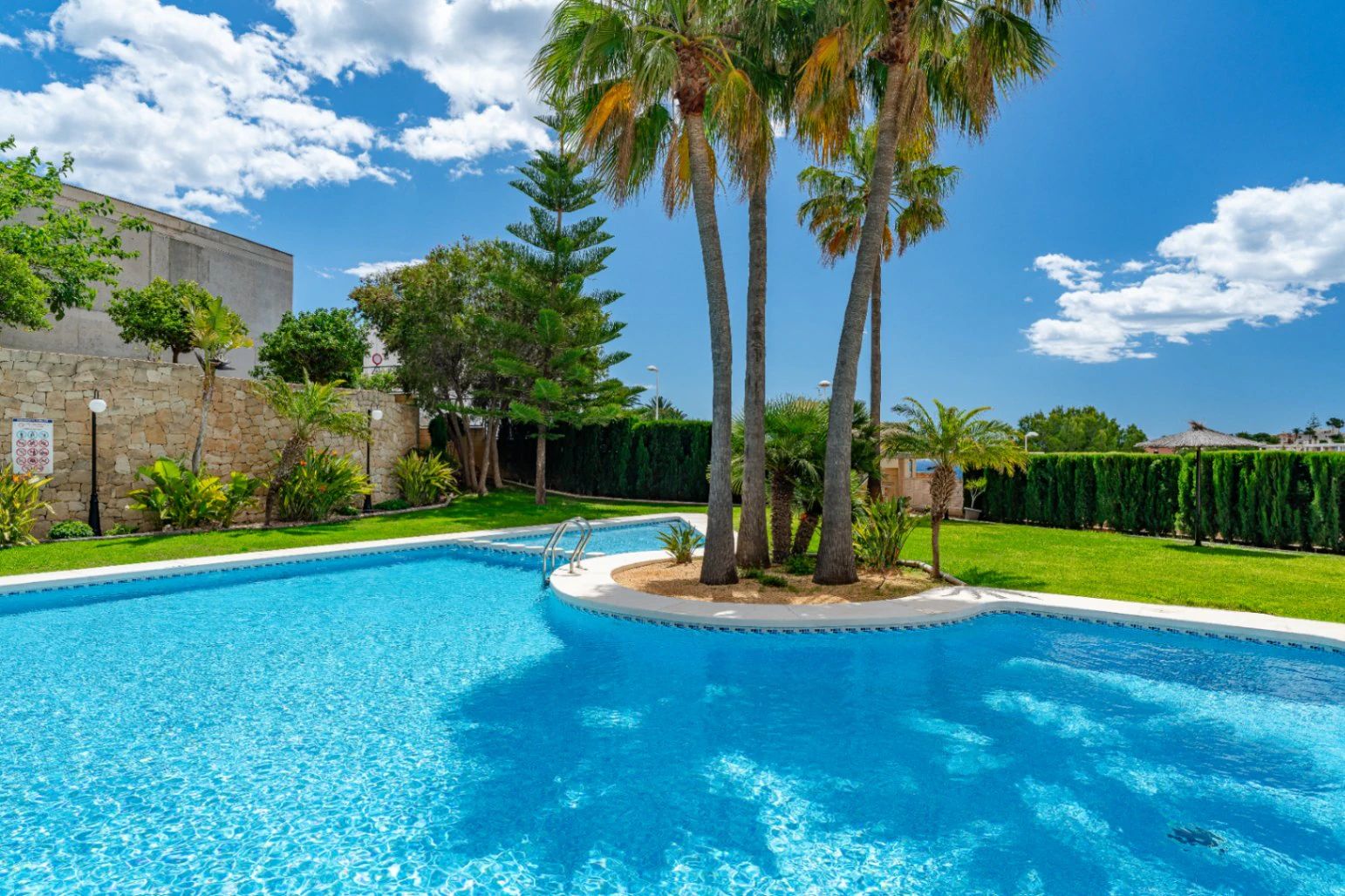 Ático Dúplex de Ensueño en Calpe: Un Balcón Privado al Mediterráneo