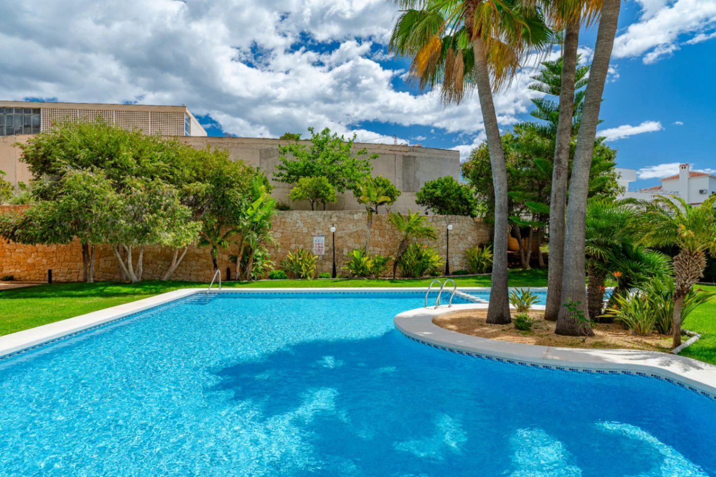 Ático Dúplex de Ensueño en Calpe: Un Balcón Privado al Mediterráneo