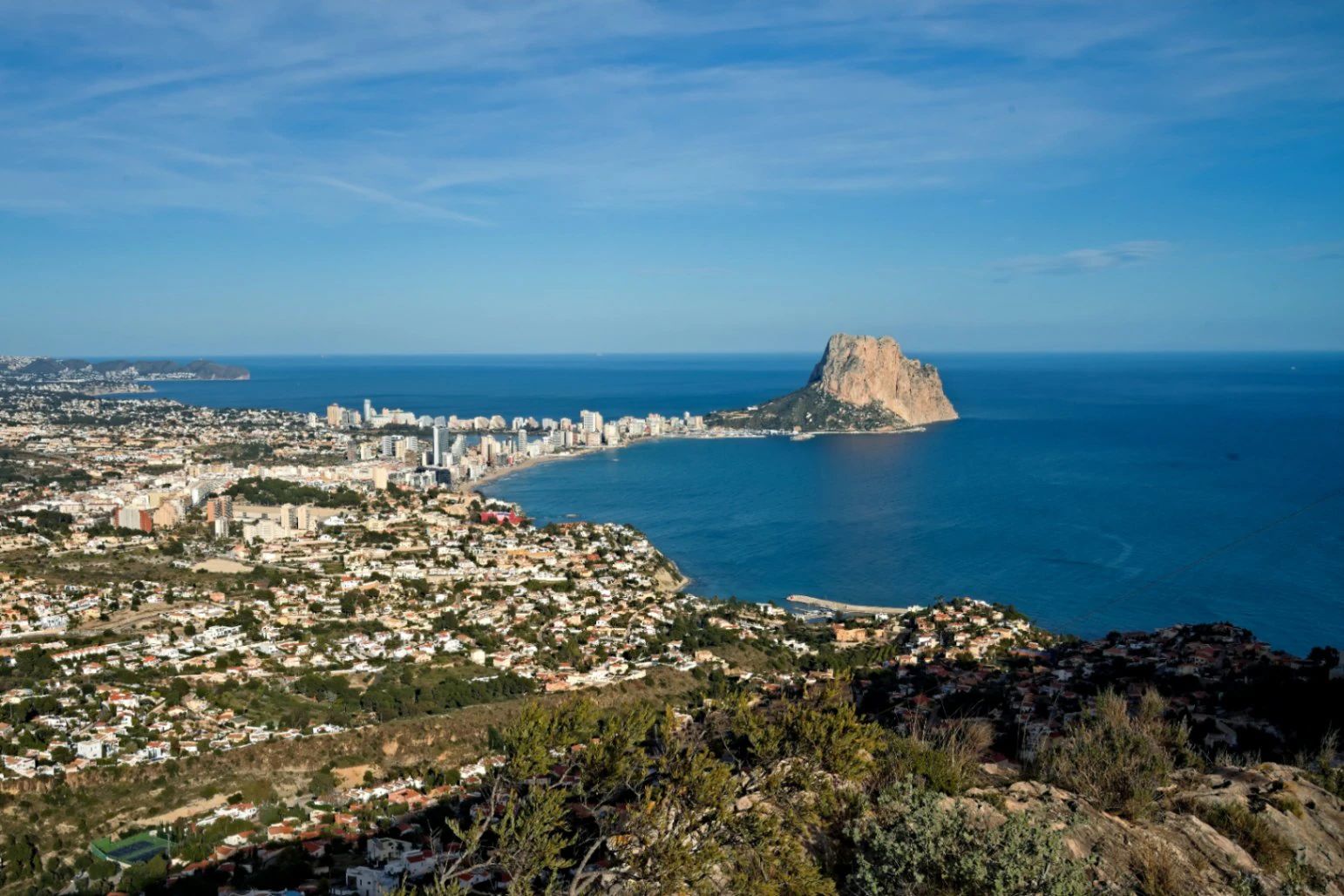Ático Dúplex de Ensueño en Calpe: Un Balcón Privado al Mediterráneo