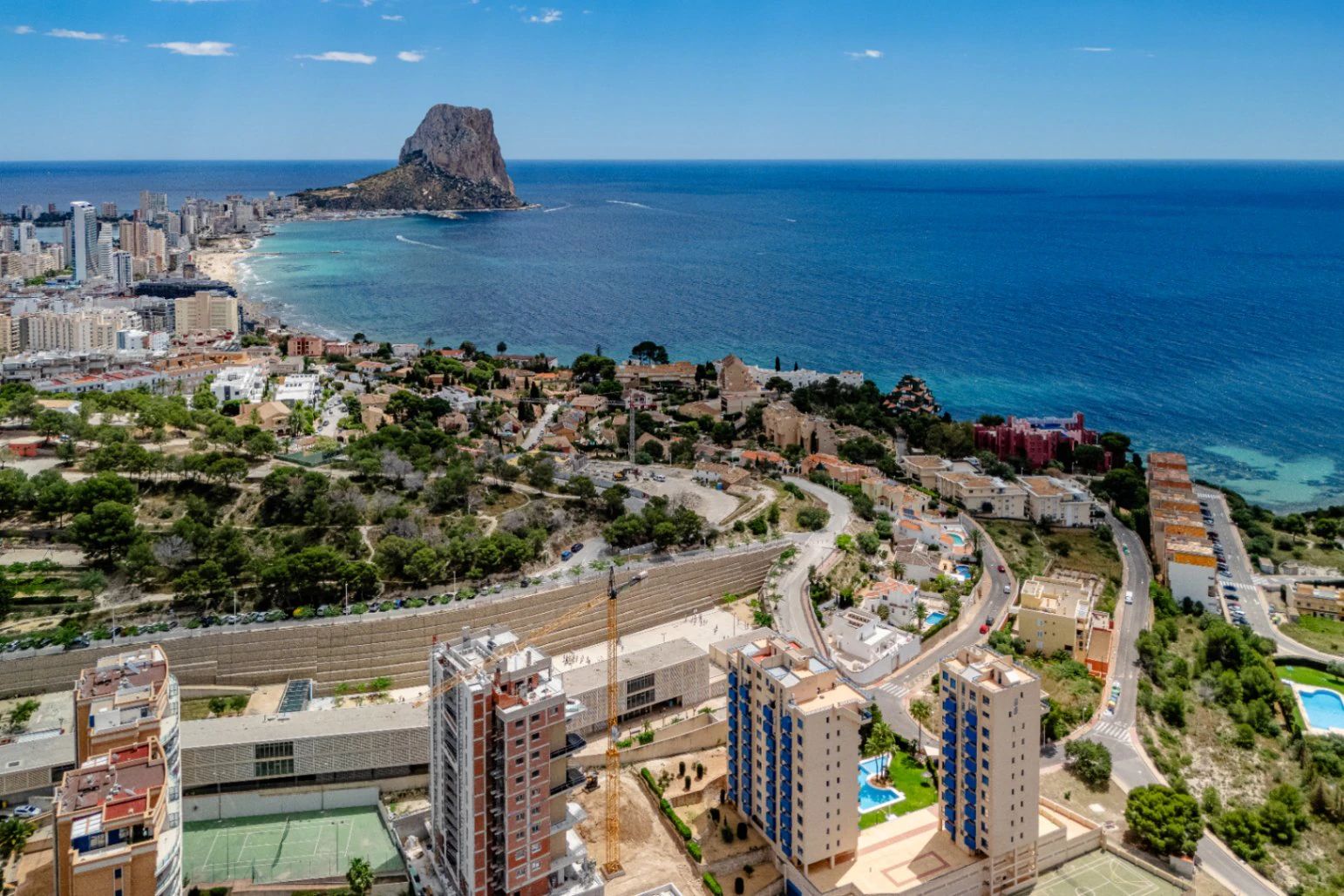 Ático Dúplex de Ensueño en Calpe: Un Balcón Privado al Mediterráneo
