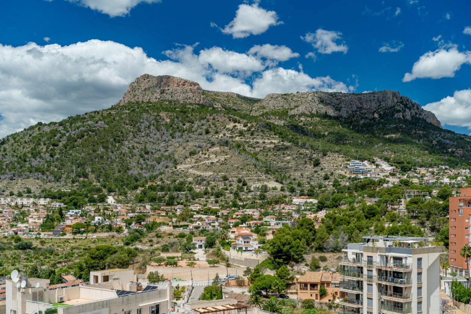 Ático Dúplex de Ensueño en Calpe: Un Balcón Privado al Mediterráneo