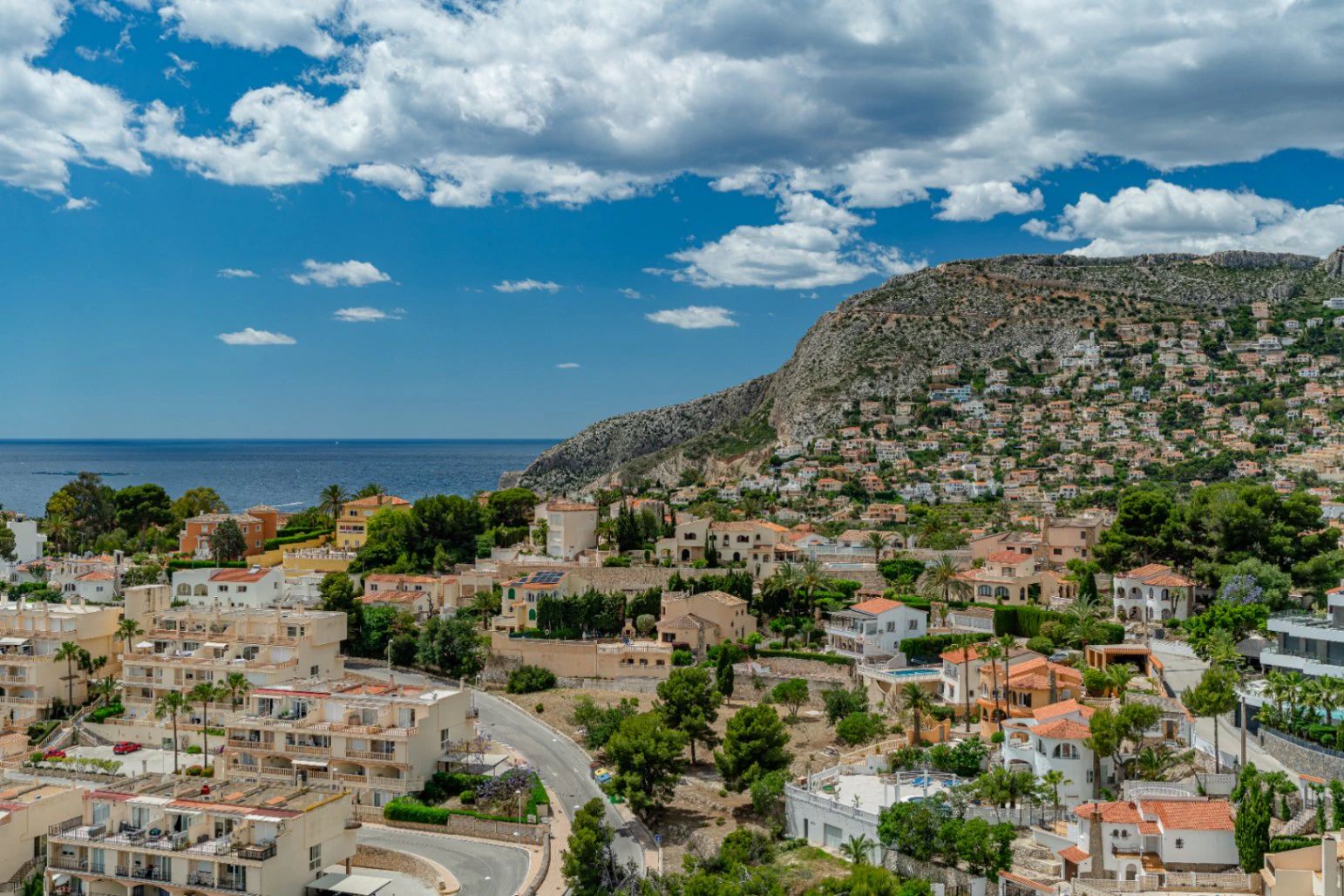 Ático Dúplex de Ensueño en Calpe: Un Balcón Privado al Mediterráneo