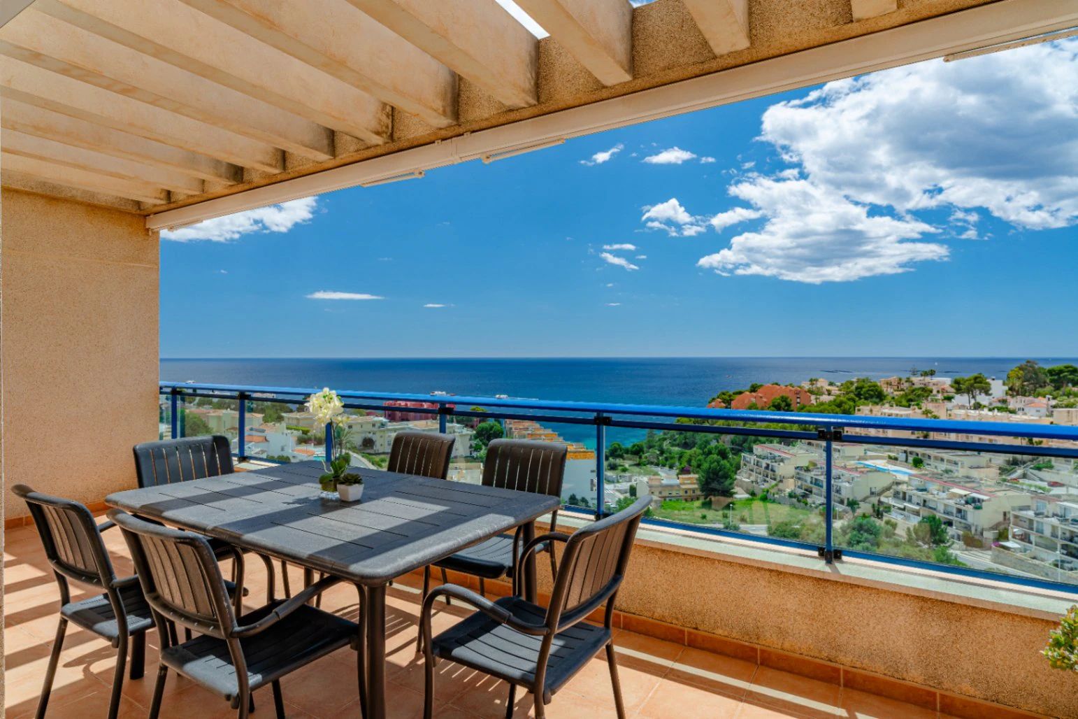Ático Dúplex de Ensueño en Calpe: Un Balcón Privado al Mediterráneo