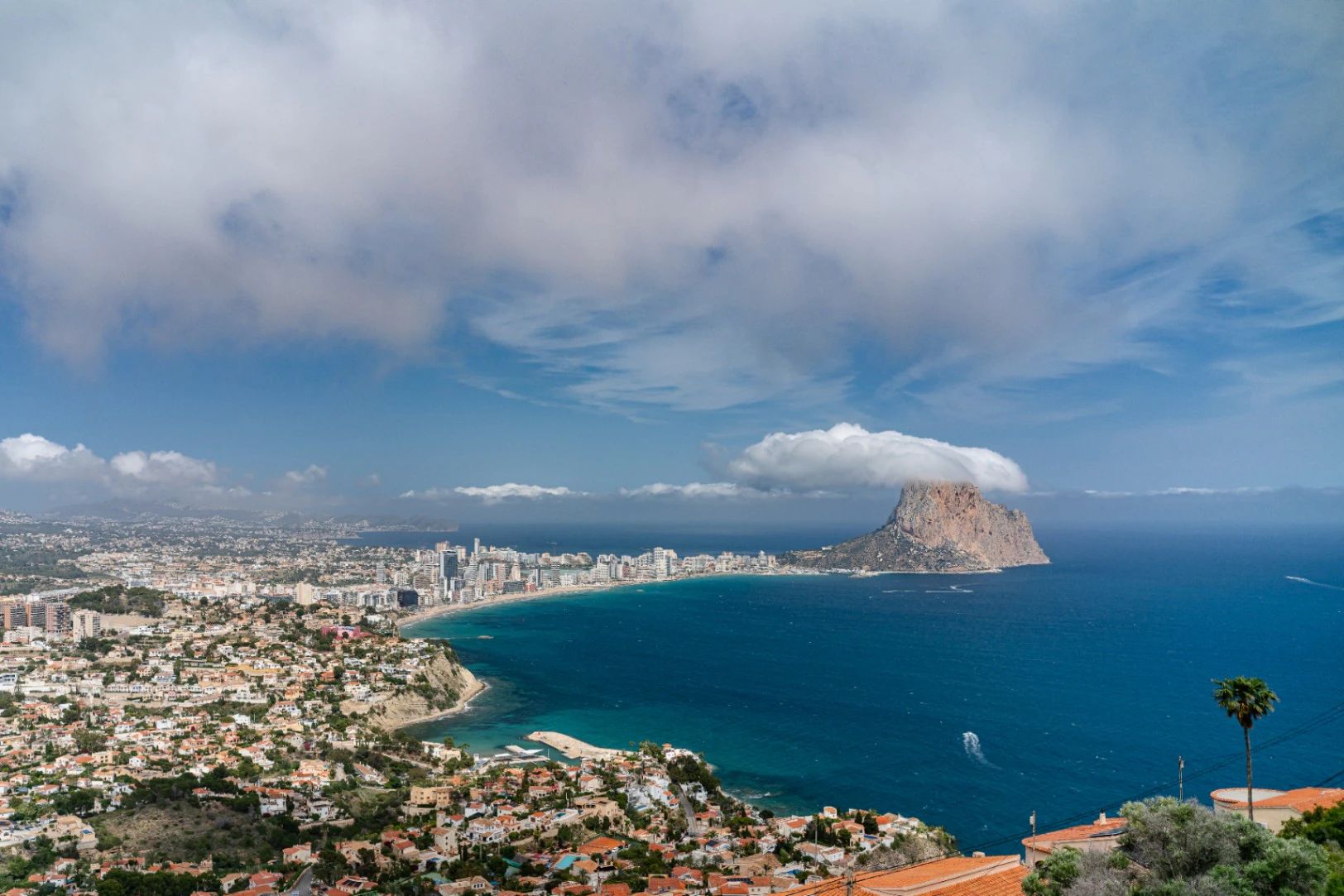 Ático Dúplex de Ensueño en Calpe: Un Balcón Privado al Mediterráneo