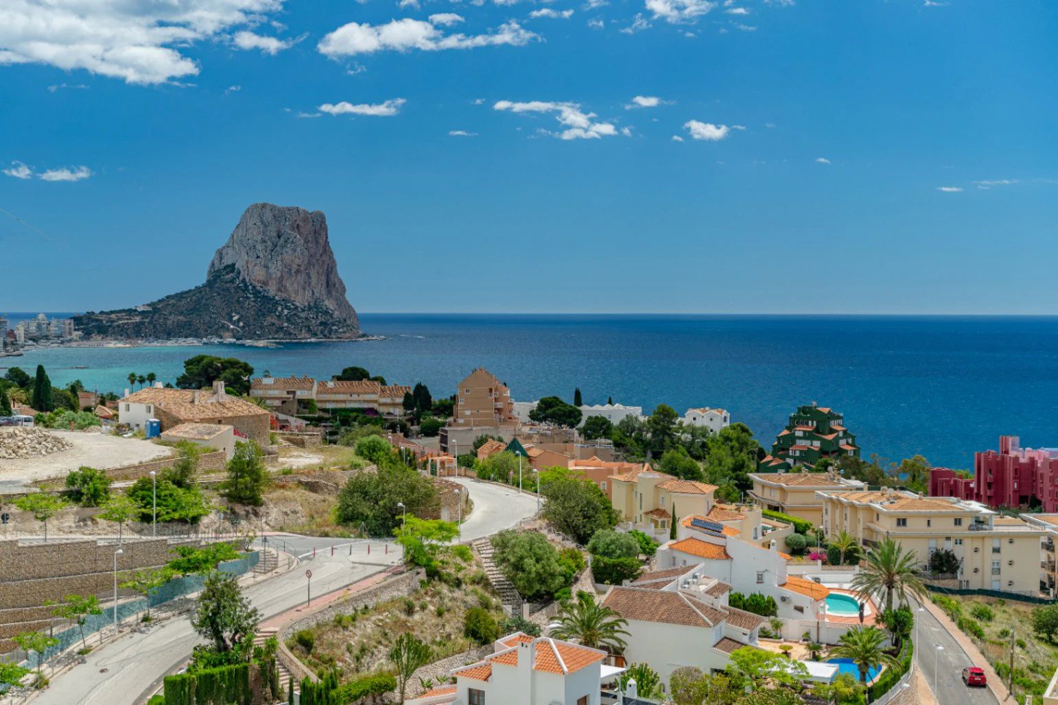Ático Dúplex de Ensueño en Calpe: Un Balcón Privado al Mediterráneo