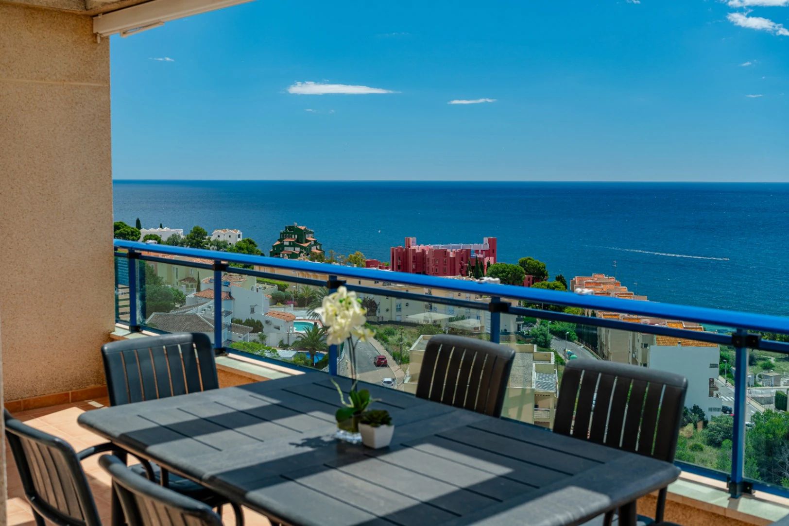 Ático Dúplex de Ensueño en Calpe: Un Balcón Privado al Mediterráneo