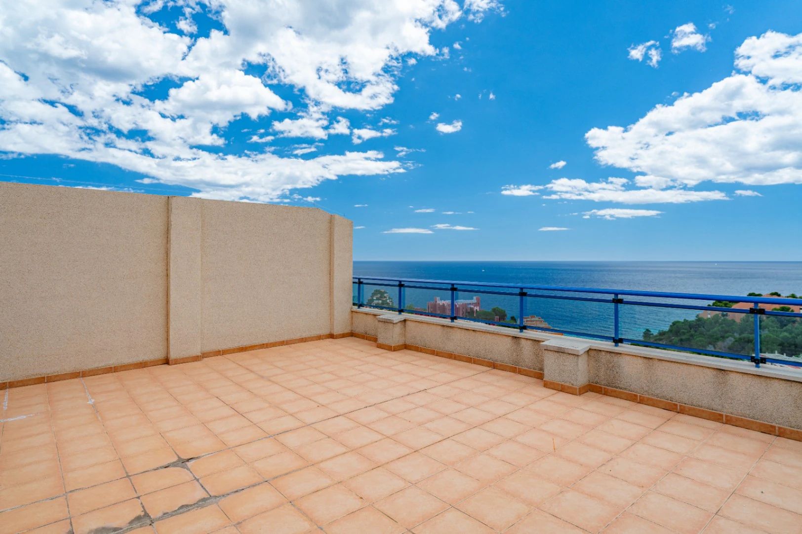 Ático Dúplex de Ensueño en Calpe: Un Balcón Privado al Mediterráneo
