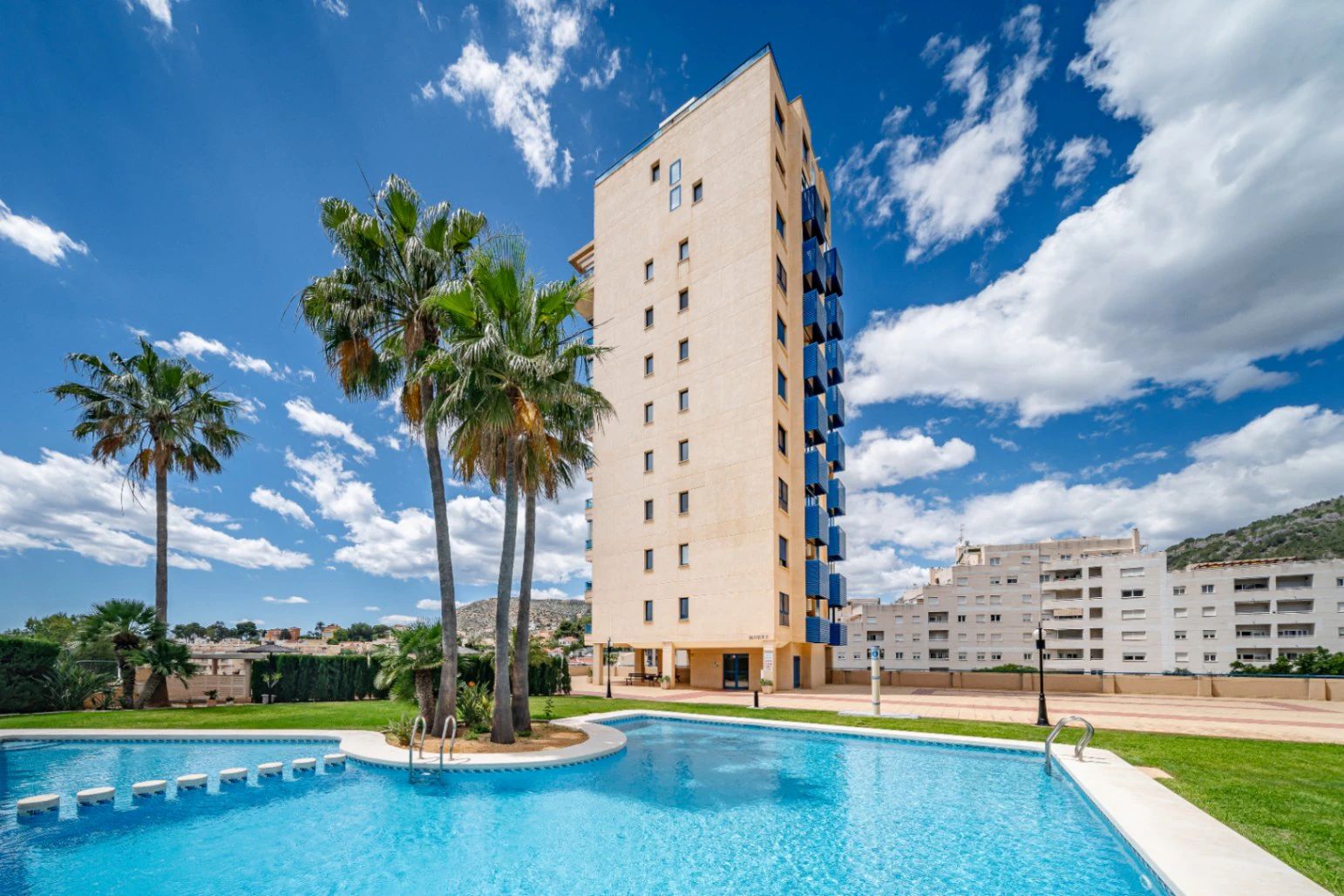 Ático Dúplex de Ensueño en Calpe: Un Balcón Privado al Mediterráneo