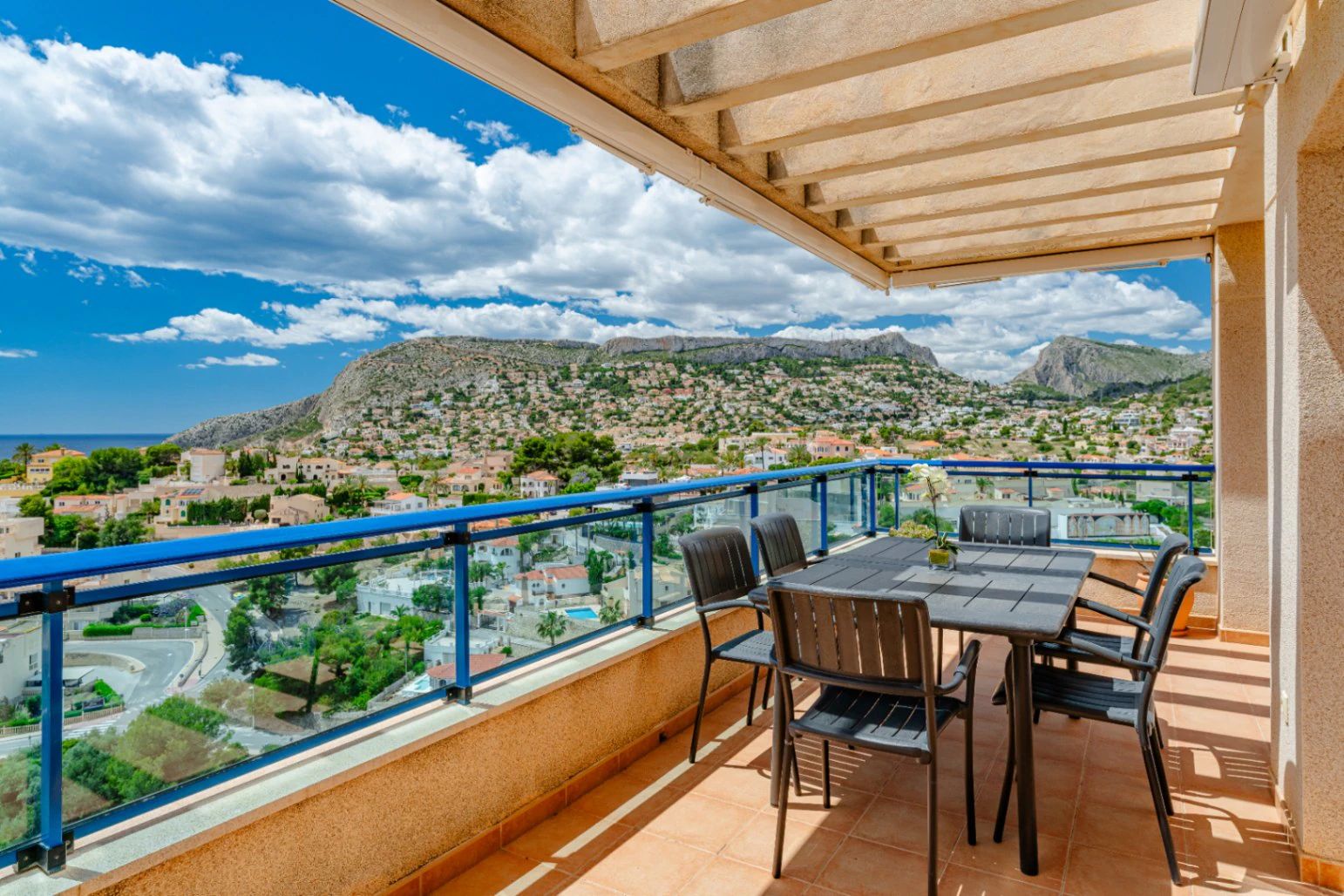 Ático Dúplex de Ensueño en Calpe: Un Balcón Privado al Mediterráneo
