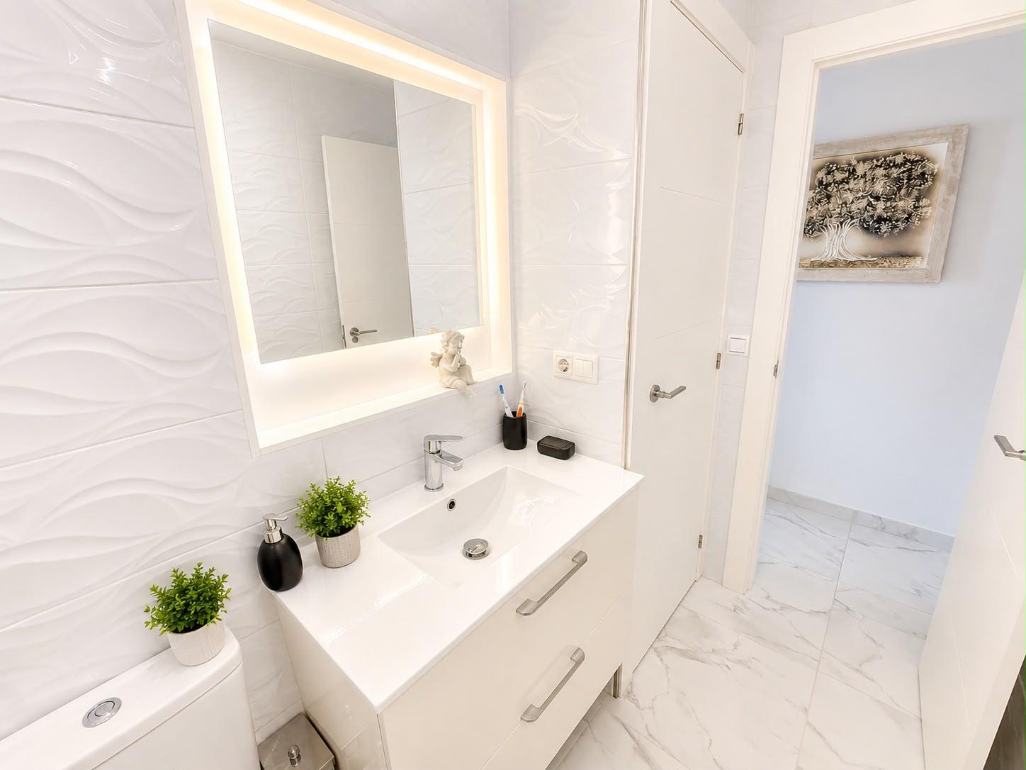 Apartamento reformado con vistas al mar en Rincon de Loix. Benidorm