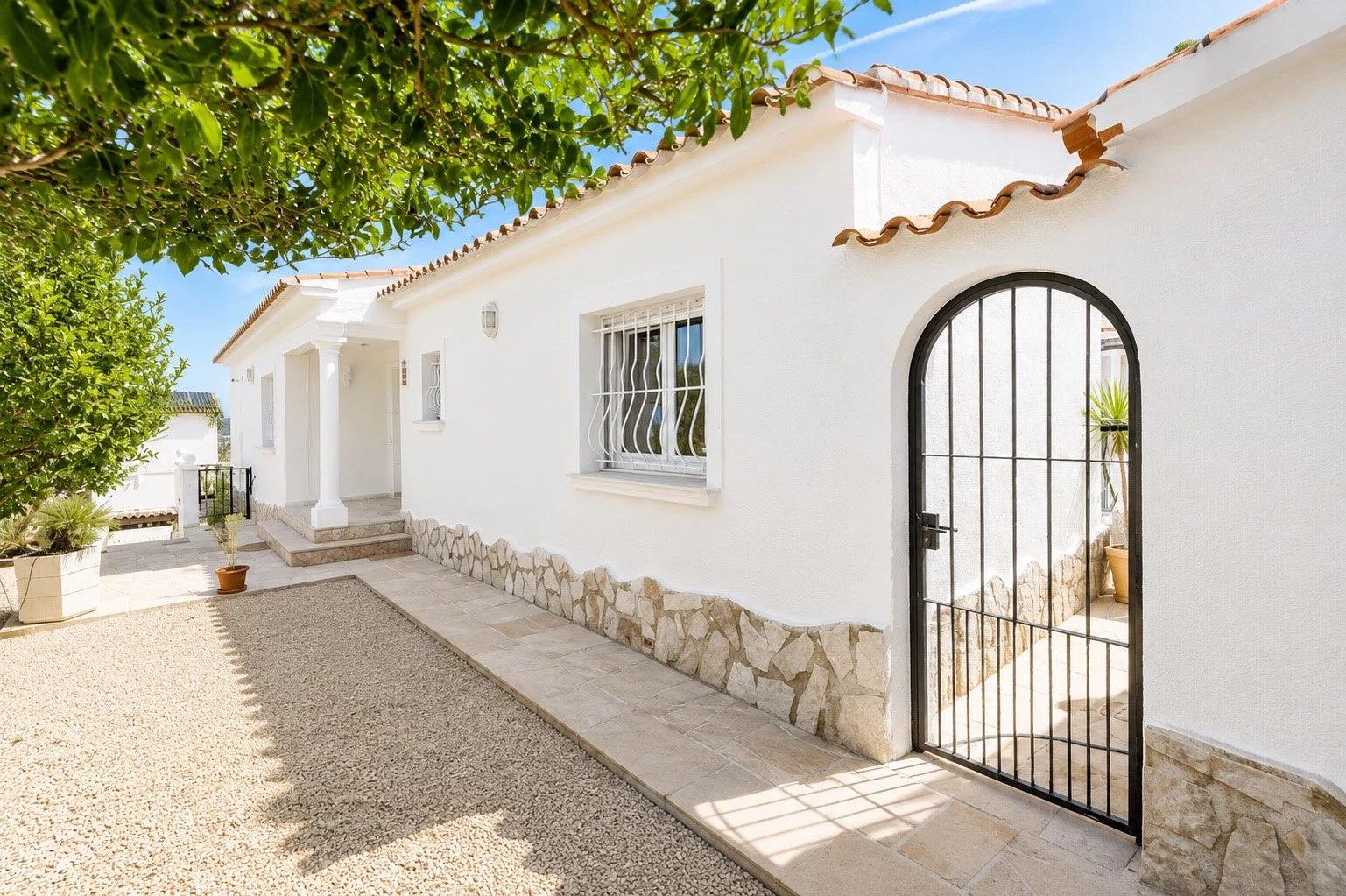 Vistas al mar y vivienda en una sola planta en Los Molinos, que es muy codiciado en Benitachell.