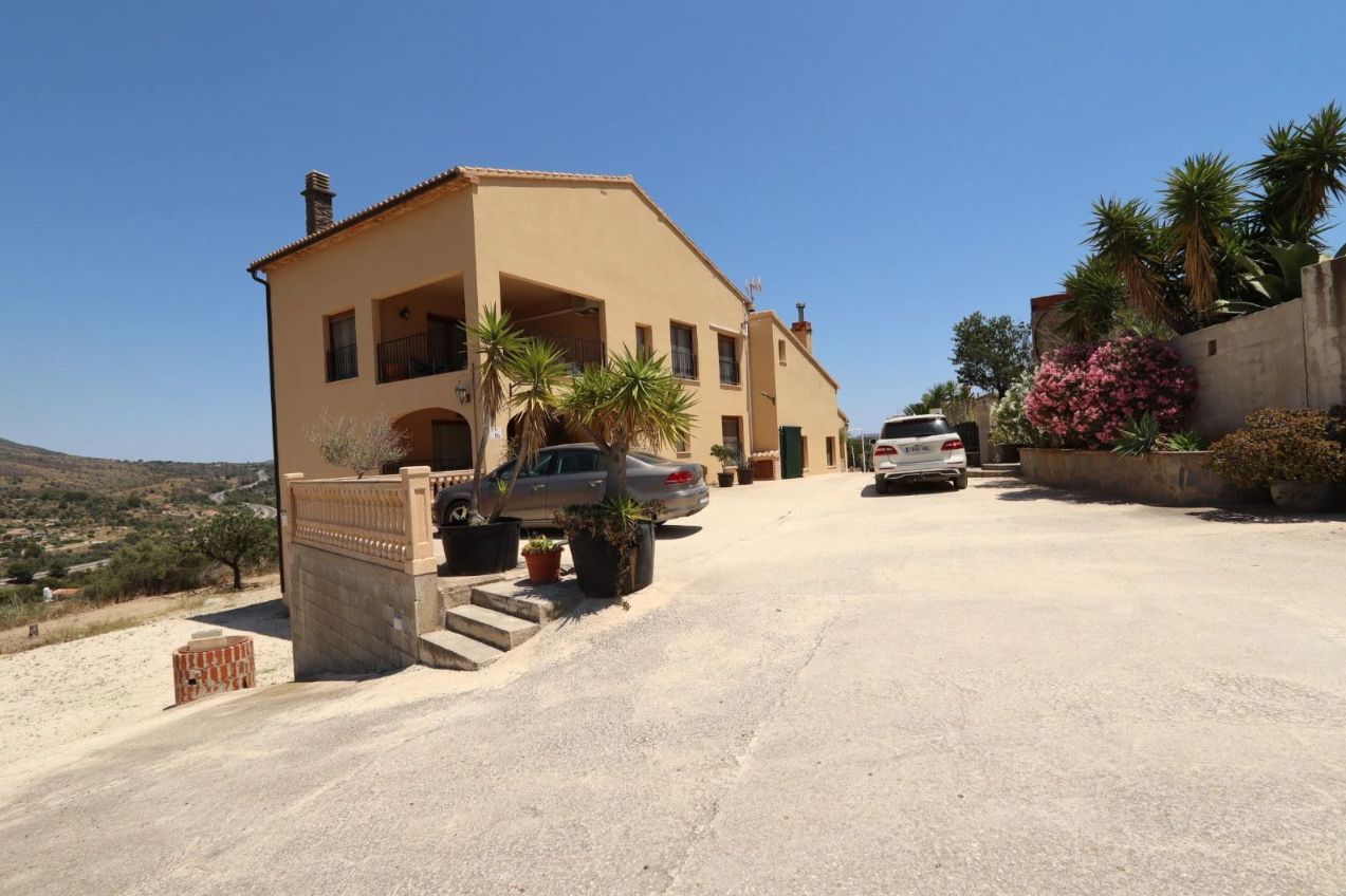 Casa de campo en Benissa con piscina y unas vistas impresionantes a las montañas