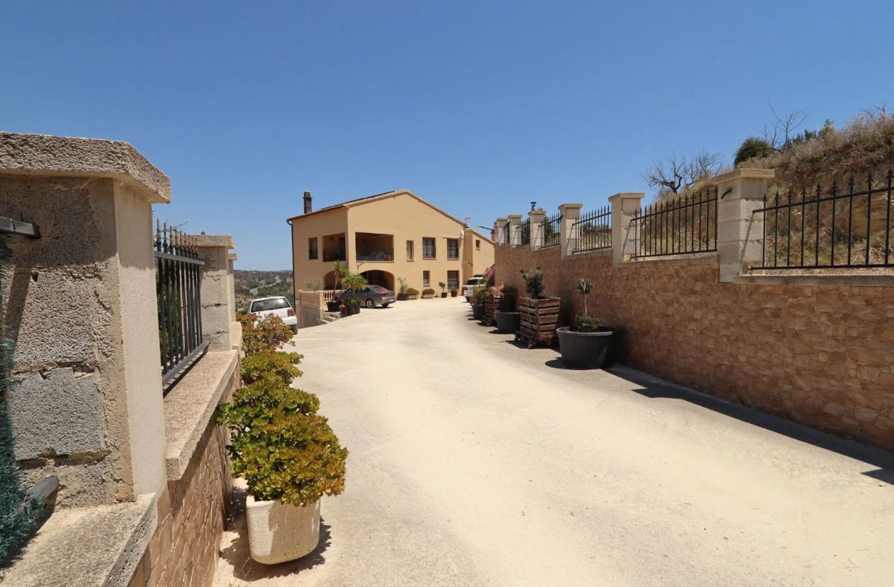 Casa de campo en Benissa con piscina y unas vistas impresionantes a las montañas