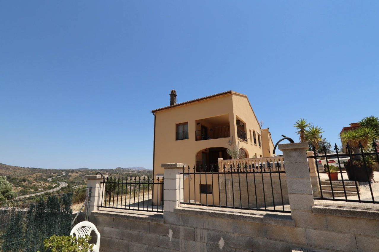 Casa de campo en Benissa con piscina y unas vistas impresionantes a las montañas