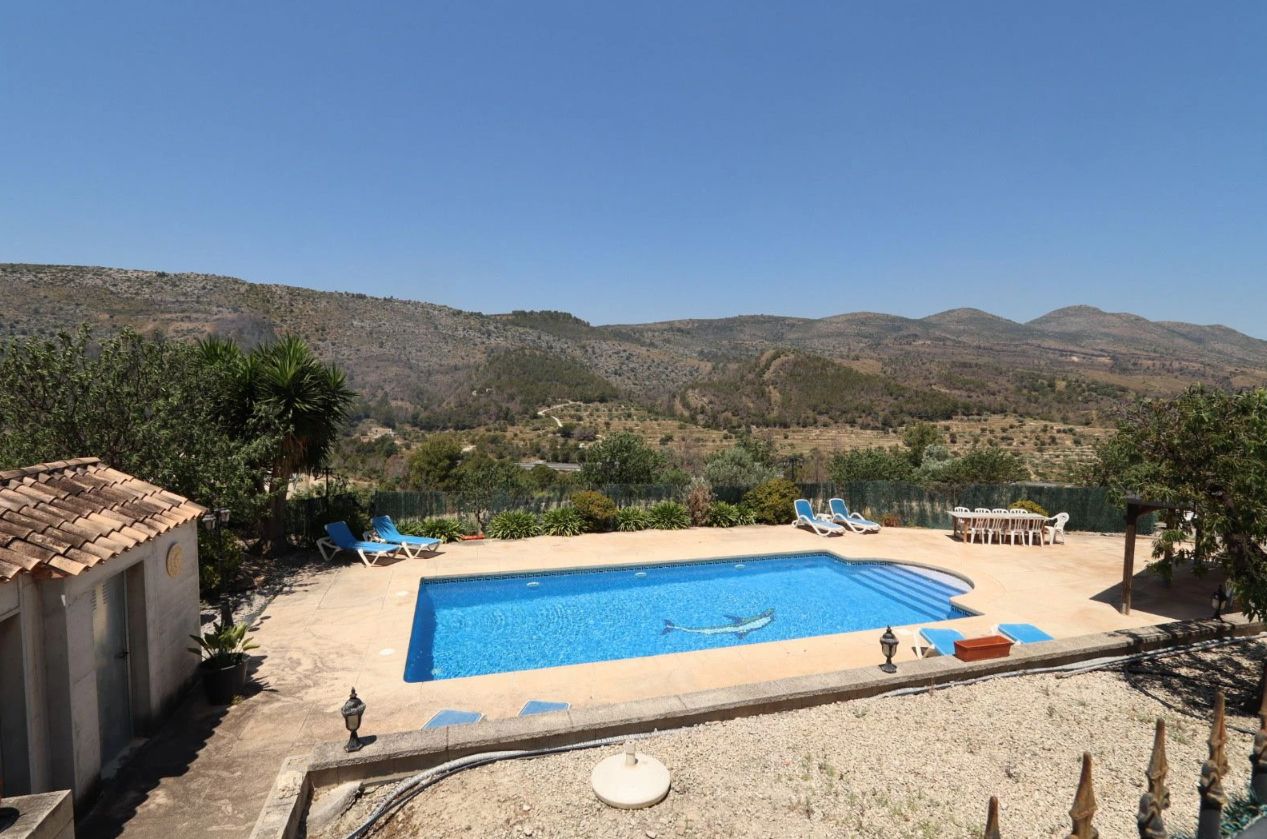 Casa de campo en Benissa con piscina y unas vistas impresionantes a las montañas