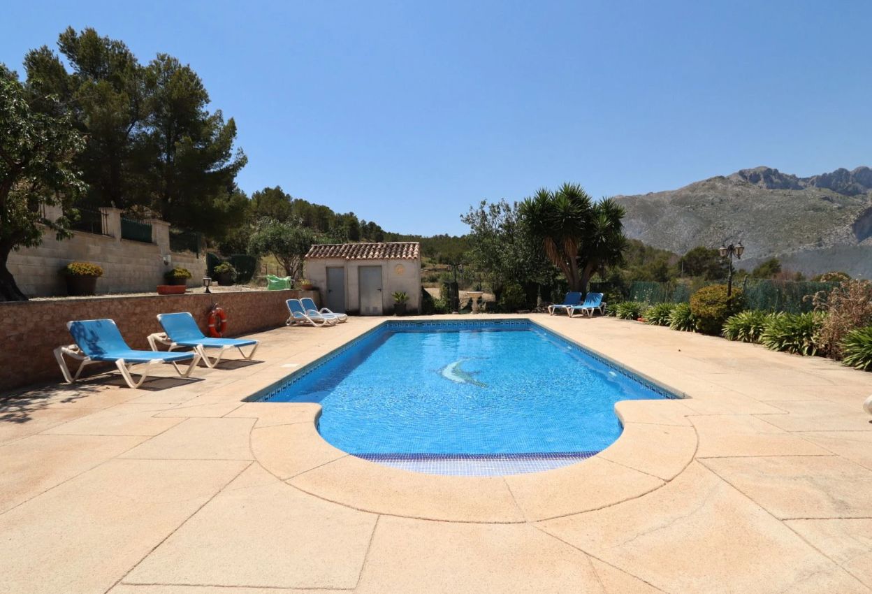 Casa de campo en Benissa con piscina y unas vistas impresionantes a las montañas
