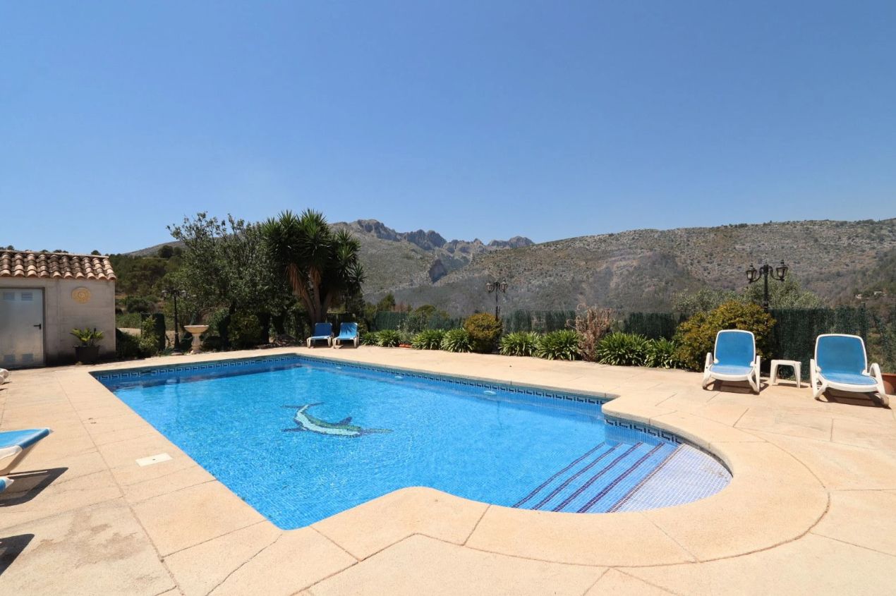 Casa de campo en Benissa con piscina y unas vistas impresionantes a las montañas