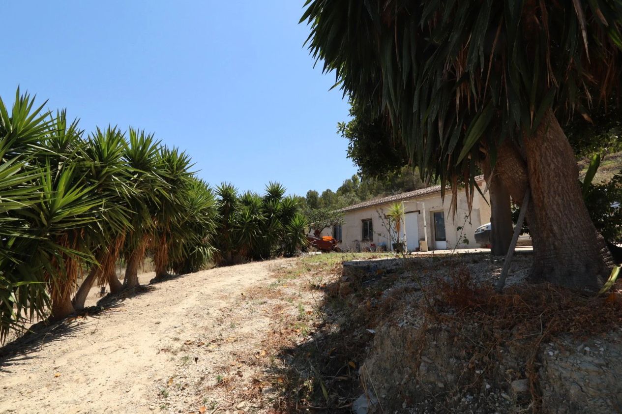 Casa de campo en Benissa con piscina y unas vistas impresionantes a las montañas