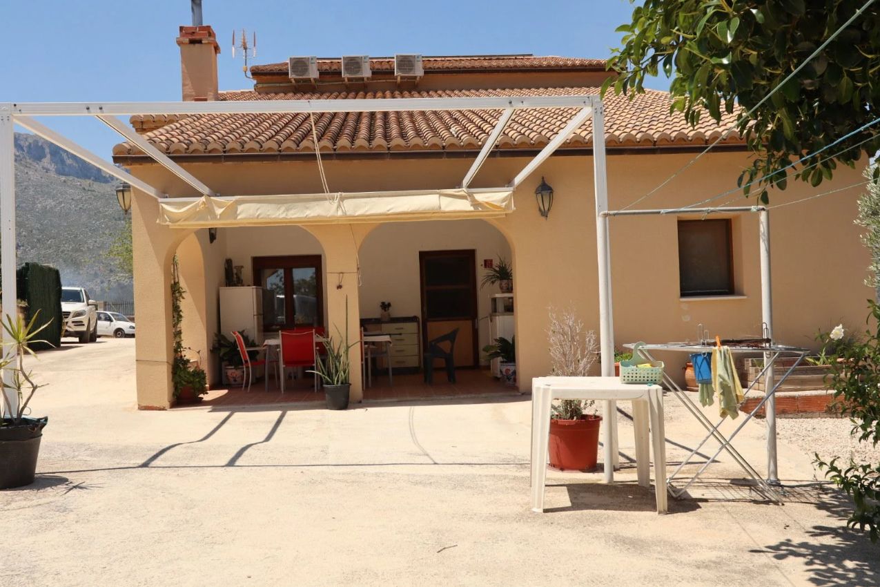 Casa de campo en Benissa con piscina y unas vistas impresionantes a las montañas