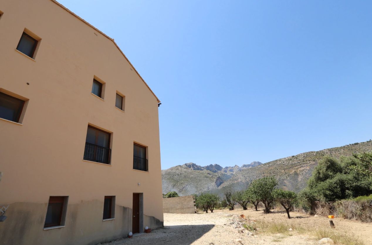 Casa de campo en Benissa con piscina y unas vistas impresionantes a las montañas