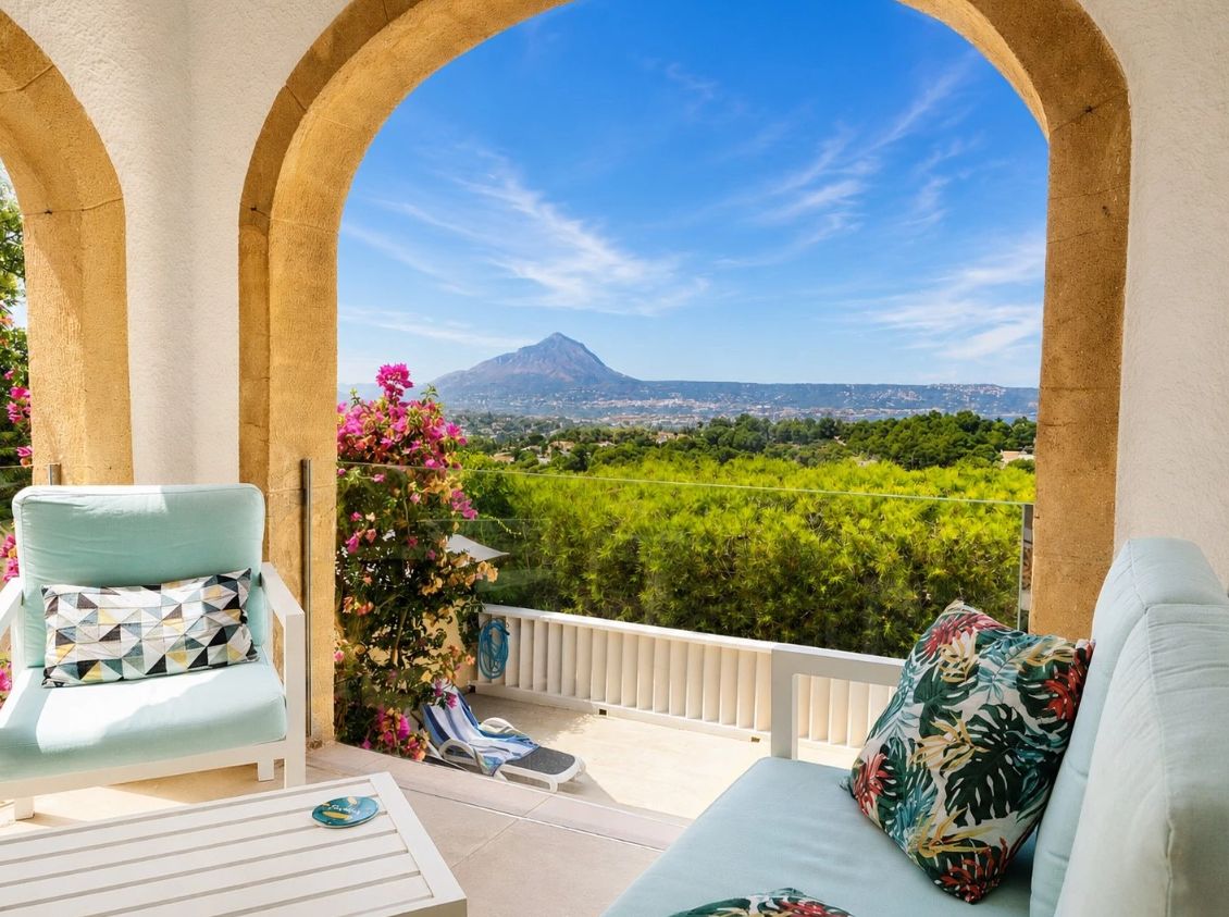 Villa de estilo mediterráneo con impresionantes vistas panorámicas en Jávea