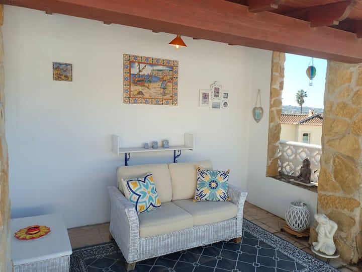 Villa rénovée avec vue panoramique et parcelle constructible supplémentaire à El Rafalet, Jávea