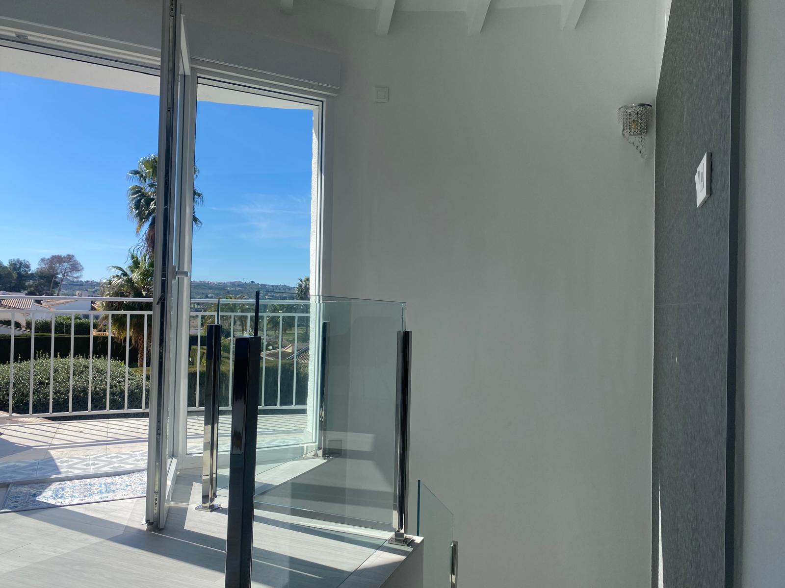 Villa rénovée avec vue panoramique et parcelle constructible supplémentaire à El Rafalet, Jávea