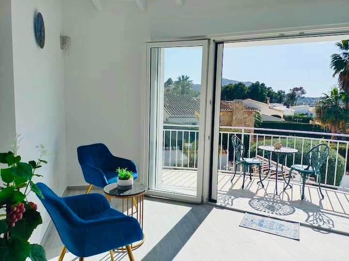 Villa rénovée avec vue panoramique et parcelle constructible supplémentaire à El Rafalet, Jávea