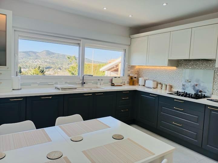Villa rénovée avec vue panoramique et parcelle constructible supplémentaire à El Rafalet, Jávea