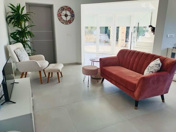 Villa rénovée avec vue panoramique et parcelle constructible supplémentaire à El Rafalet, Jávea